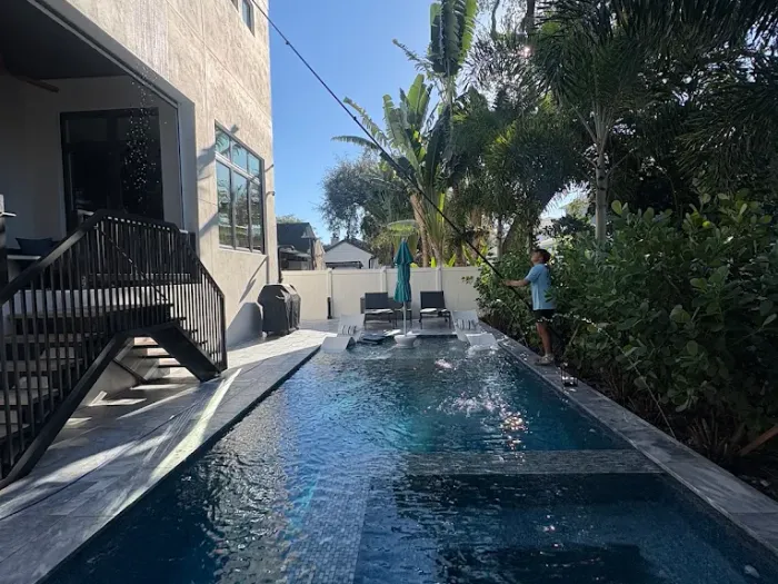 Infinity-edge pool and modern Tampa home after exterior window cleaning by Pelican Exteriors