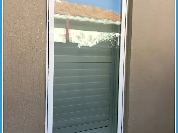 Streak-free tall window on a Tampa home after cleaning